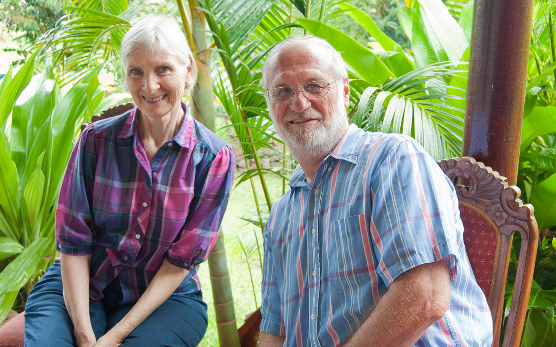 Nancy en Robert Weber in groene tuin