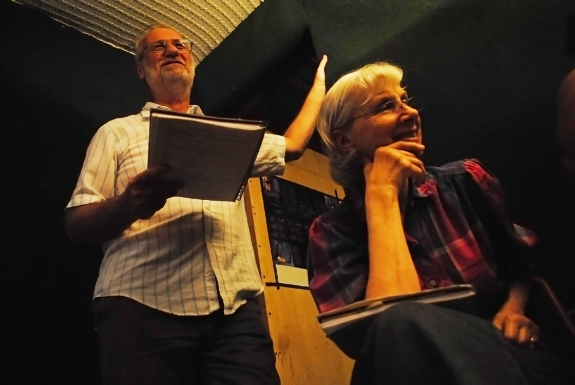 Robert en Nancy Weber kopiëren de film naar Rapa Nui