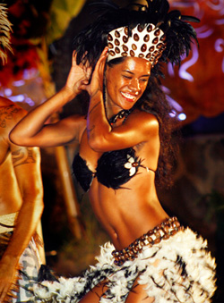 Rapa Nui-meisje danst in de avondscène op het Tapati Rapa Nui-festival.