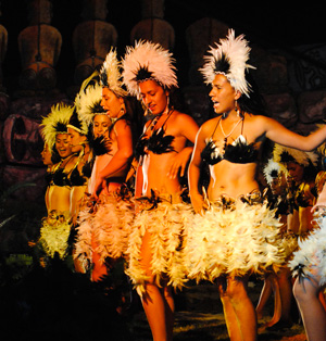Rapa Nui-meisjes dansen in de avondscène op het Tapati Rapa Nui-festival.