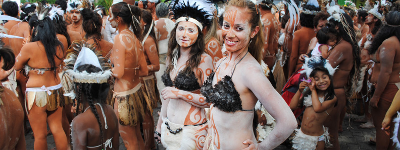 Toeristen die deelnemen aan de parade van Tapati Rapa Nui, Paaseiland